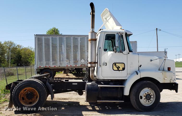 image for item EN9897 1995 White GMC WG semi truck