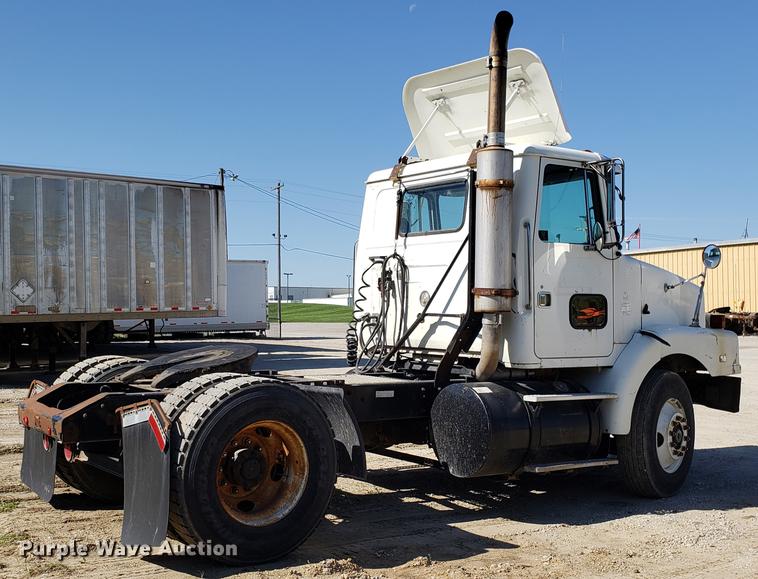 image for item EN9897 1995 White GMC WG semi truck