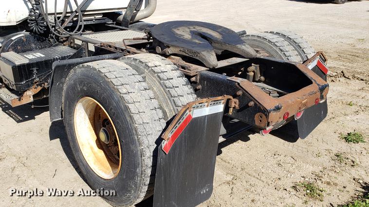 image for item EN9897 1995 White GMC WG semi truck