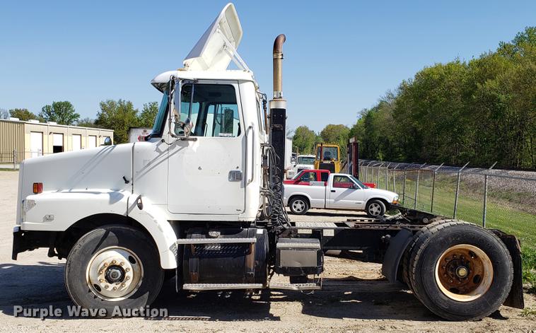 image for item EN9897 1995 White GMC WG semi truck
