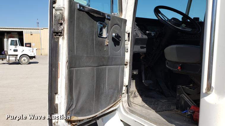 image for item EN9897 1995 White GMC WG semi truck