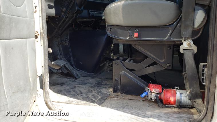 image for item EN9897 1995 White GMC WG semi truck