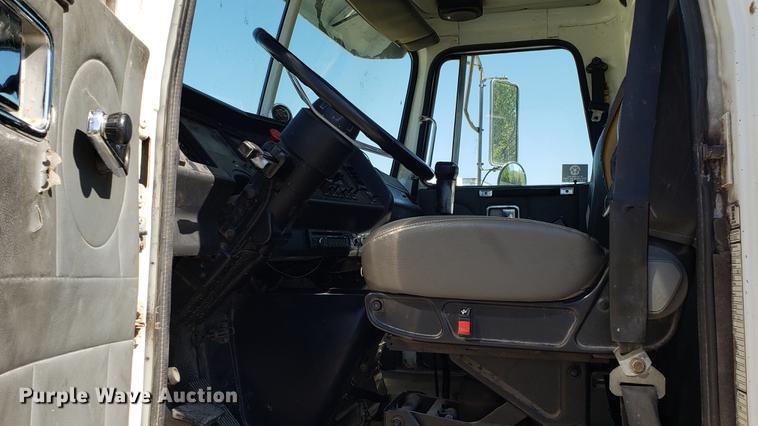 image for item EN9897 1995 White GMC WG semi truck