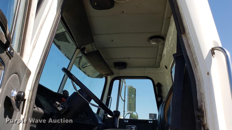 image for item EN9897 1995 White GMC WG semi truck