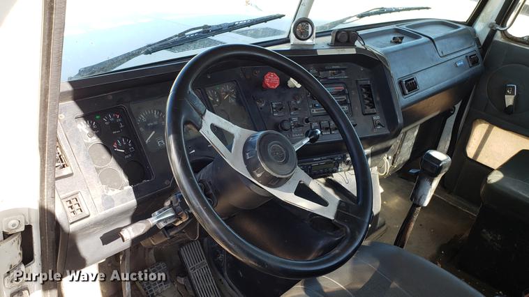 image for item EN9897 1995 White GMC WG semi truck