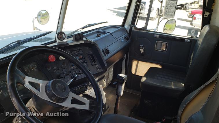 image for item EN9897 1995 White GMC WG semi truck