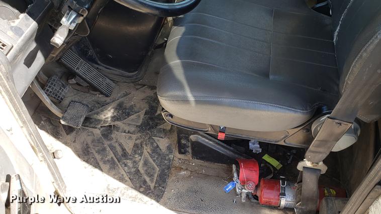 image for item EN9897 1995 White GMC WG semi truck