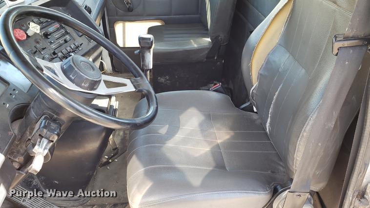 image for item EN9897 1995 White GMC WG semi truck