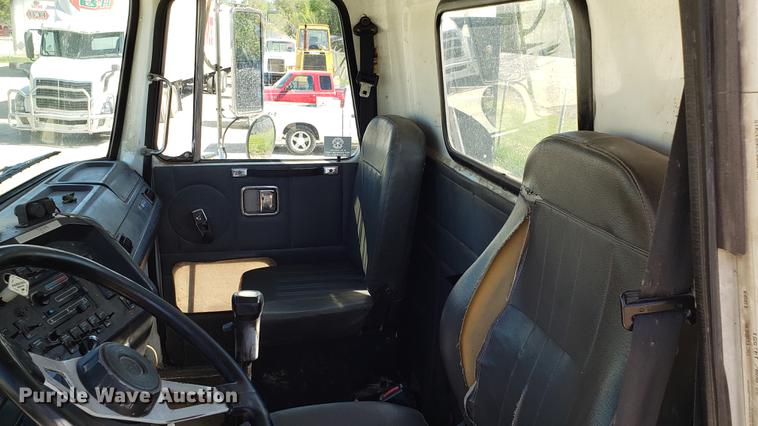 image for item EN9897 1995 White GMC WG semi truck