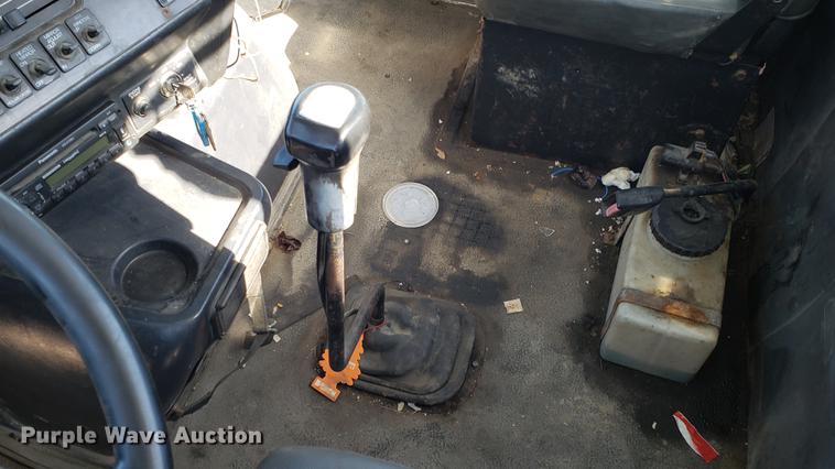 image for item EN9897 1995 White GMC WG semi truck