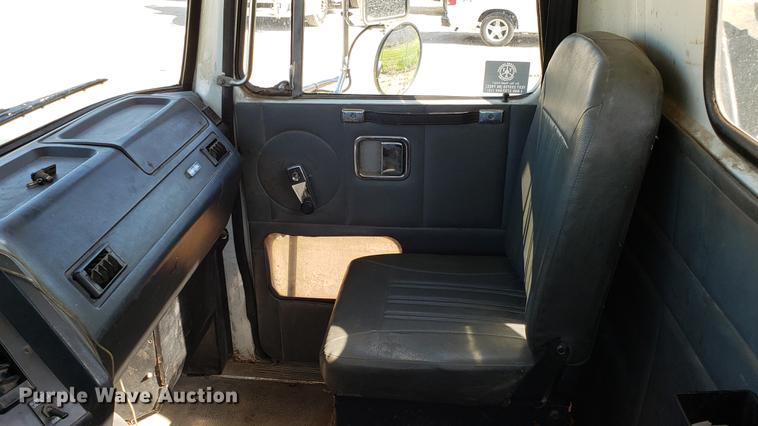 image for item EN9897 1995 White GMC WG semi truck