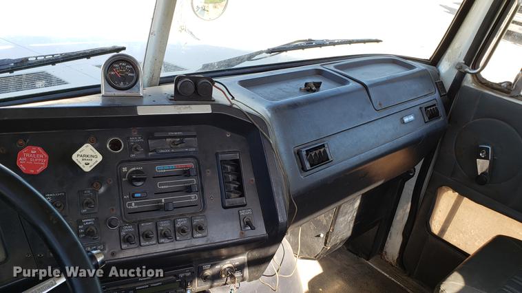 image for item EN9897 1995 White GMC WG semi truck