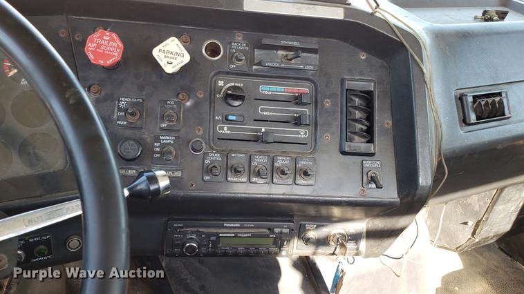 image for item EN9897 1995 White GMC WG semi truck