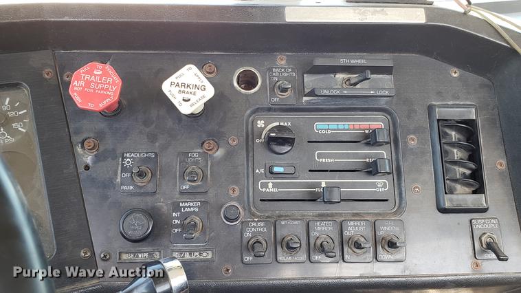 image for item EN9897 1995 White GMC WG semi truck