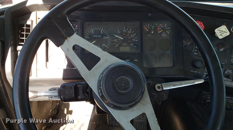 image for item EN9897 1995 White GMC WG semi truck