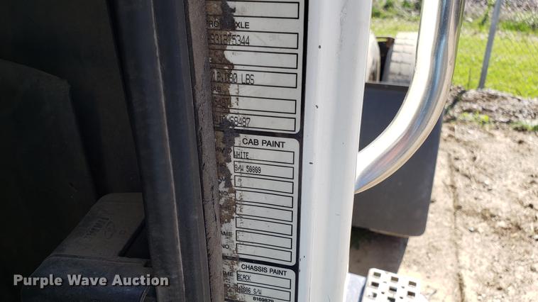 image for item EN9897 1995 White GMC WG semi truck