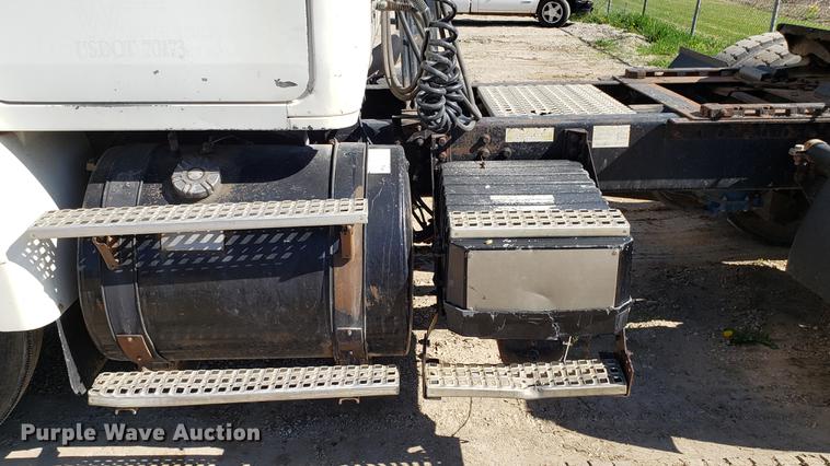 image for item EN9897 1995 White GMC WG semi truck