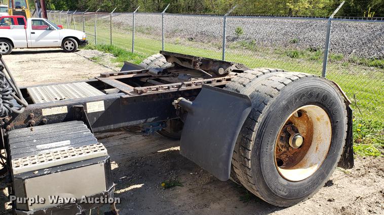 image for item EN9897 1995 White GMC WG semi truck