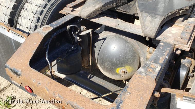 image for item EN9897 1995 White GMC WG semi truck