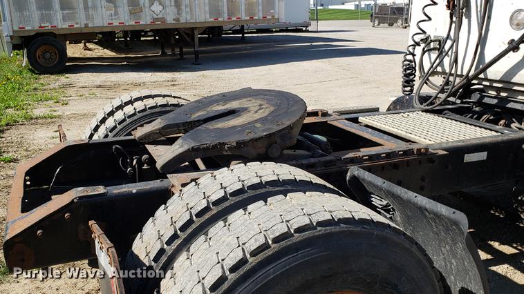 image for item EN9897 1995 White GMC WG semi truck