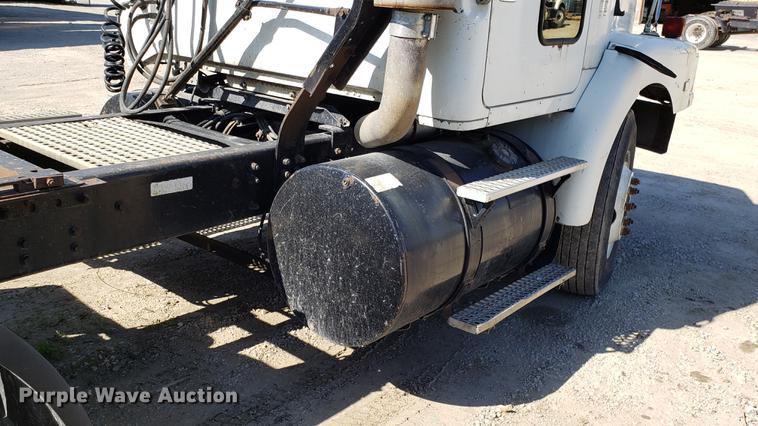 image for item EN9897 1995 White GMC WG semi truck