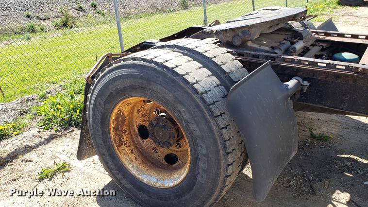 image for item EN9897 1995 White GMC WG semi truck