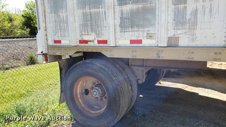 image for item EN9898 1982 Fruehauf dry van trailer