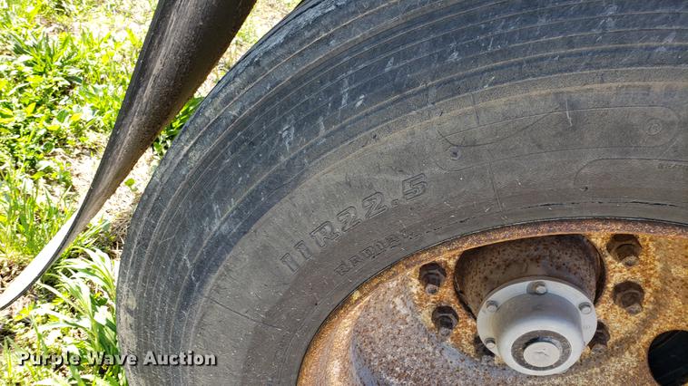 image for item EN9898 1982 Fruehauf dry van trailer