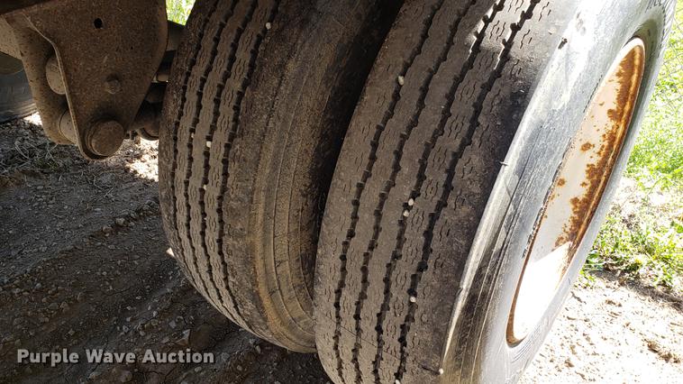 image for item EN9898 1982 Fruehauf dry van trailer