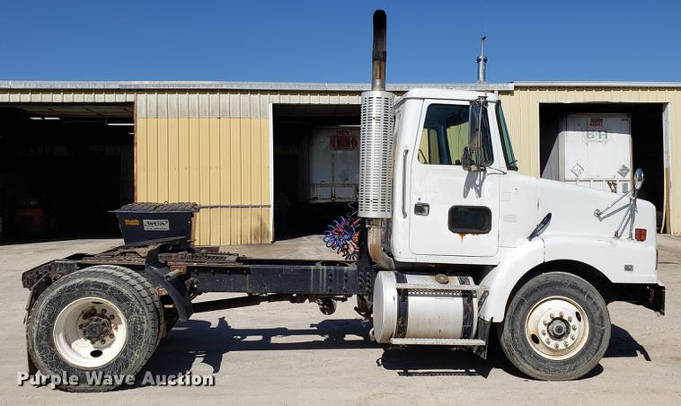 image for item EN9899 1995 White GMC WG semi truck