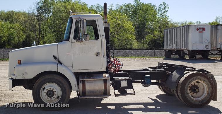 image for item EN9899 1995 White GMC WG semi truck