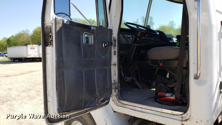 image for item EN9899 1995 White GMC WG semi truck