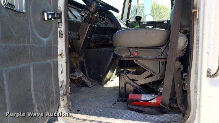 image for item EN9899 1995 White GMC WG semi truck