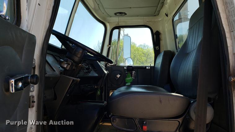 image for item EN9899 1995 White GMC WG semi truck