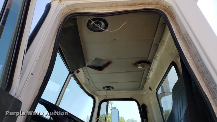 image for item EN9899 1995 White GMC WG semi truck