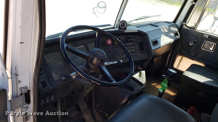 image for item EN9899 1995 White GMC WG semi truck