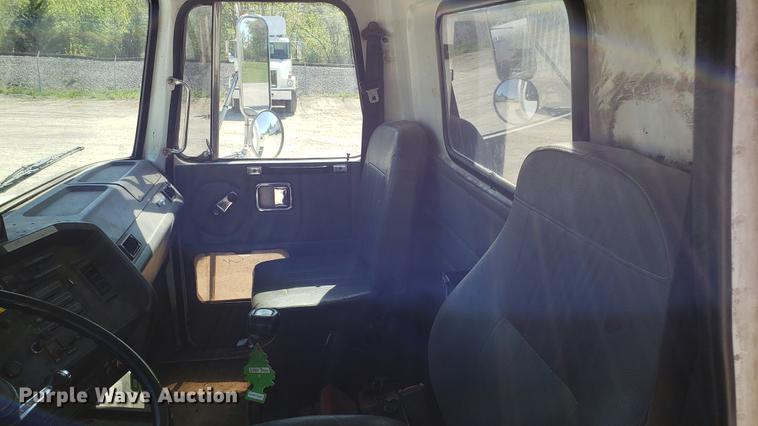 image for item EN9899 1995 White GMC WG semi truck