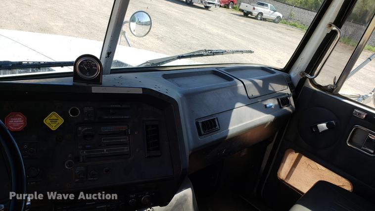 image for item EN9899 1995 White GMC WG semi truck