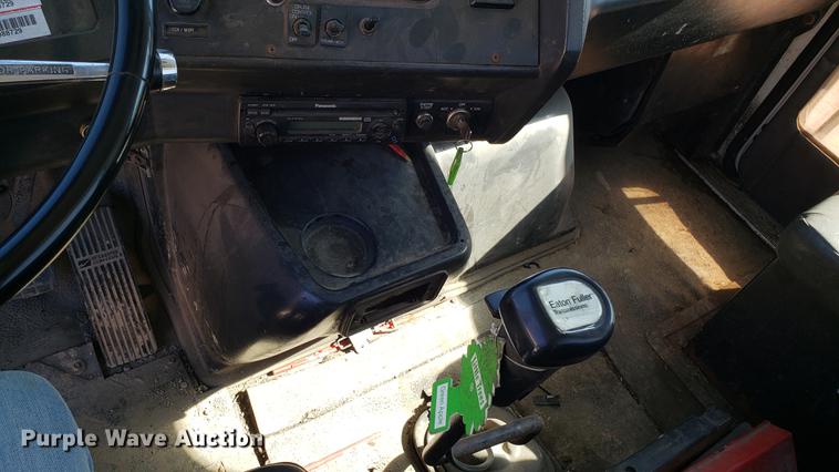 image for item EN9899 1995 White GMC WG semi truck