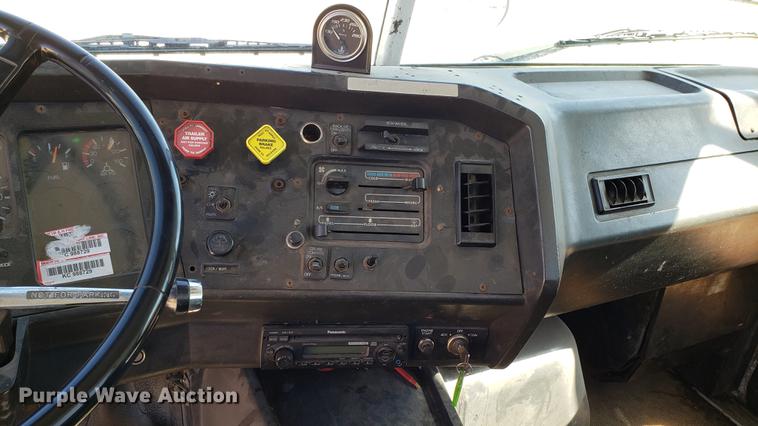 image for item EN9899 1995 White GMC WG semi truck