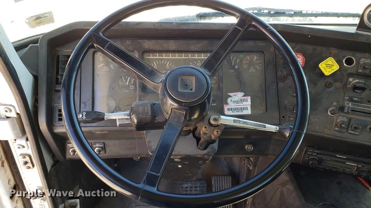 image for item EN9899 1995 White GMC WG semi truck