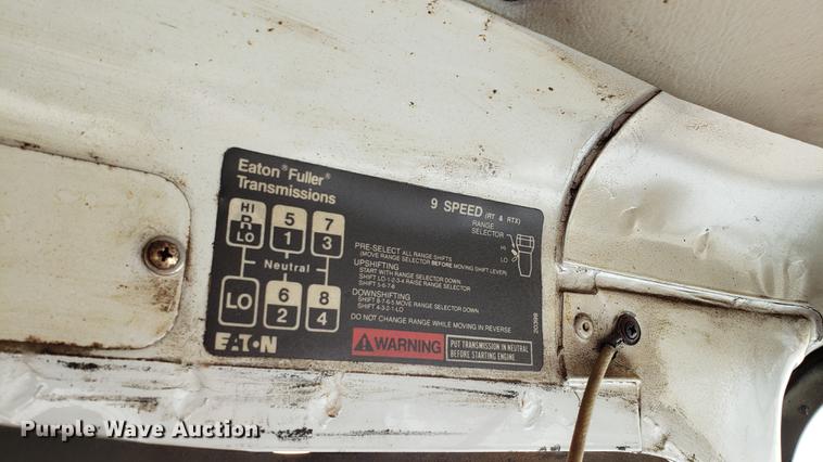 image for item EN9899 1995 White GMC WG semi truck