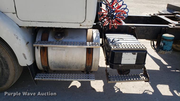 image for item EN9899 1995 White GMC WG semi truck