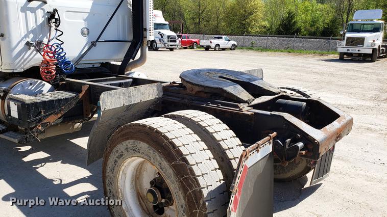 image for item EN9899 1995 White GMC WG semi truck