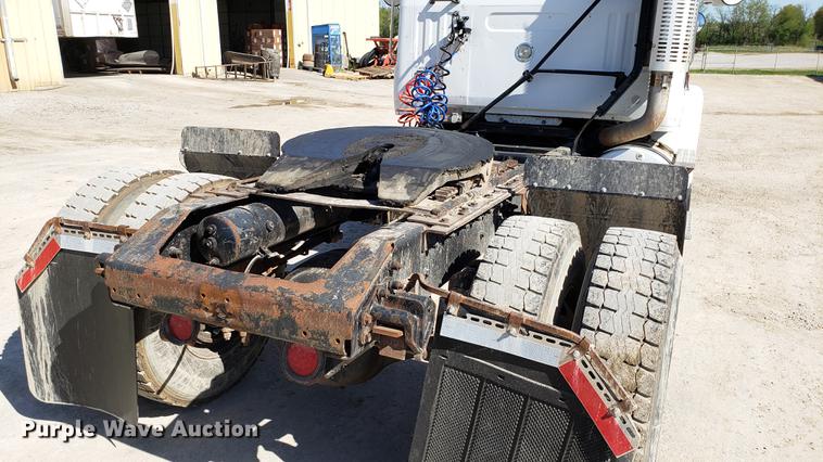 image for item EN9899 1995 White GMC WG semi truck