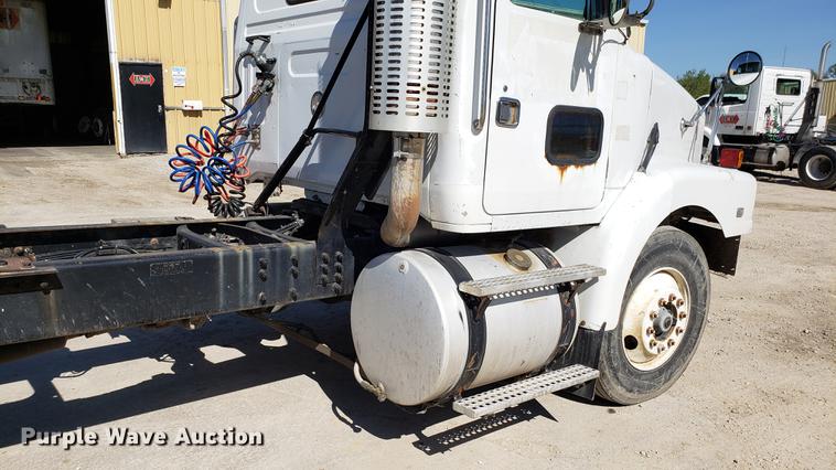 image for item EN9899 1995 White GMC WG semi truck