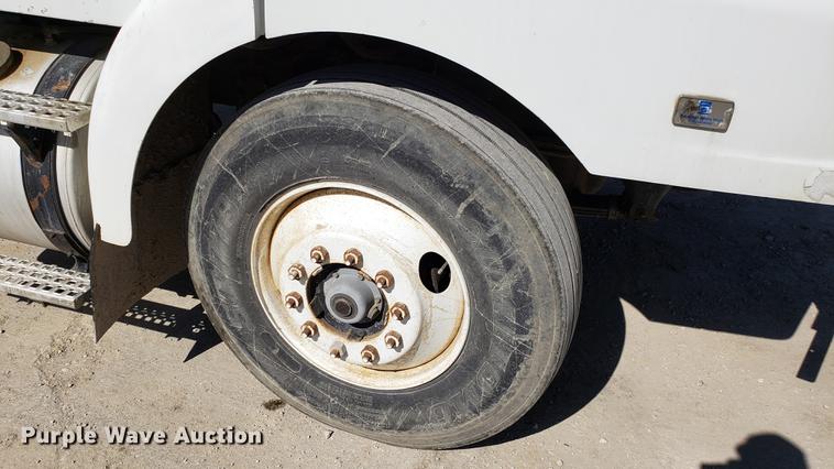 image for item EN9899 1995 White GMC WG semi truck