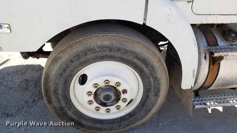 image for item EN9899 1995 White GMC WG semi truck