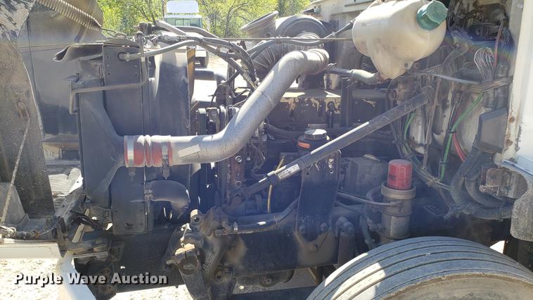 image for item EN9899 1995 White GMC WG semi truck