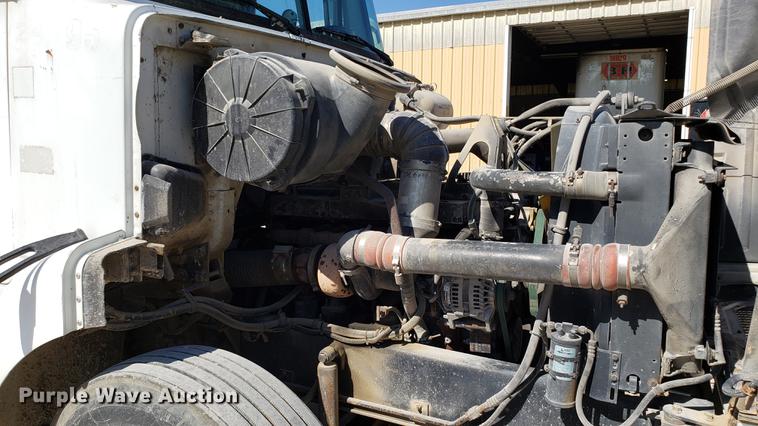 image for item EN9899 1995 White GMC WG semi truck